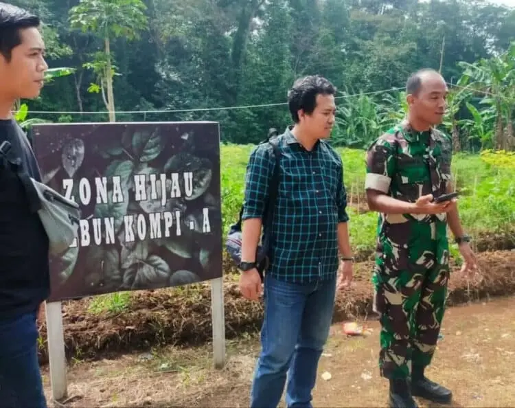 Danyon 320 Badak Putih Kabupaten Pandeglang, Letkol Inf Andika Suseno, menujukan perkebunan yang dikelola oleh jajarannya, Kamis (14/7/2022). (NIPAL SUTIANA/SATELITNEWS.ID)