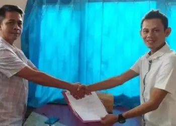 TERIMA BERKAS–Ketua Pelaksana Muscab Gapensi Pandeglang, Diding (kiri) sedang menerima berkas pendaftaran Calon Ketua Gapensi Pandeglang, beberapa waktu lalu, di kantor Gapensi Pandeglang. (ISTIMEWA)