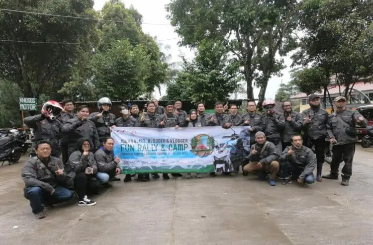Turing Sambil Donasi Bareng Pegiat Media