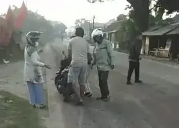 Tumpahan Limbah Pasir di Lebak Sebabkan Sejumlah Pengendara Motor Terjatuh