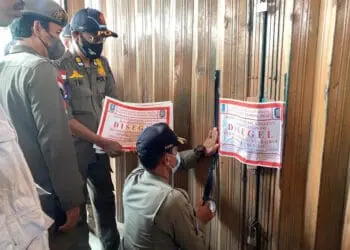 Petugas Satpol PP Kabupaten Serang, melakukan penyegelan terhadap salah satu THM, belum lama ini. (ISTIMEWA)