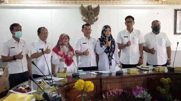 Asda III Pemkab Serang, Ida Nuraida didampingi Kepala BPKAD Kabupaten Serang Sarudin, foto bersama Asda I Pemkot Serang usai Rapat Koordinasi, Rabu (6/72022). (ISTIMEWA)