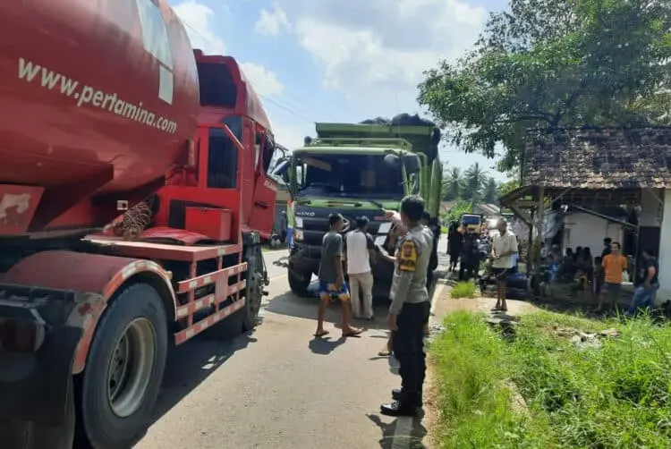"Adu Kebo" Truk Fuso vs Mobil Pertamina di Pandeglang, Kondisinya Mengkhawatirkan