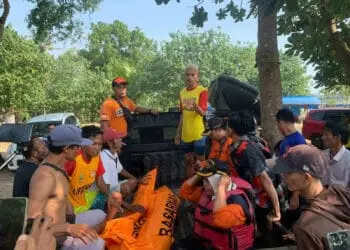 Tim SAR gabungan, hendak membawa korban terseret ombak yang ditemukan sudah meninggal dunia, Kamis (7/7/2022). (ISTIMEWA)