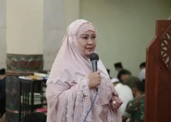 Bupati Pandeglang, Irna Narulita, sedang memberikan sambutan jelang salat Idul Adha, di Masjid Agung Ar-Rahman, Minggu (10/7/2022). (ISTIMEWA)