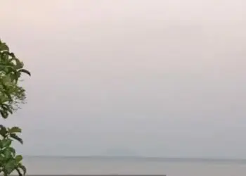 Gunung Anak Krakatau (GAK) tak terlihat, akibat tertutup kabut, Minggu (10/7/2022). (ISTIMEWA)