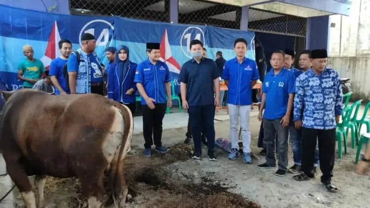 Anggota DPR RI Fraksi Partai Demokrat, Rizki Natakusumah, berfoto bersama dengan para pengurus DPC Partai Demokrat Kabupaten Pandeglang, di depan kantor DPC, Senin (11/7/2022). (ISTIMEWA)