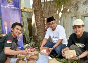 Peduli Lingkungan, KNPI Kabupaten Tangerang Bagikan Daging Kurban Pakai Wadah Anyaman Bambu