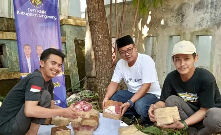 Peduli Lingkungan, KNPI Kabupaten Tangerang Bagikan Daging Kurban Pakai Wadah Anyaman Bambu