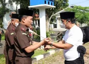 Kajati Banten Leonard Eben Ezer Simanjuntak, menyerahkan sapi qurban kepada PJ Gubernur Banten Al Muktabar, Senin (11/7/2022). (HERMAN SAPUTRA/SATELITNEWS.ID)