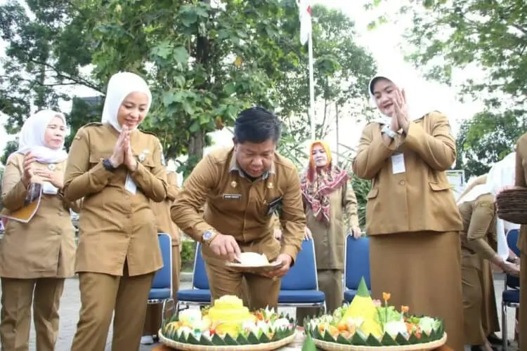 Jajaran Diskoumoperindag Kabupaten Serang, memperingati Harkopnas dengan Potong Tumpeng, Selasa (12/7/2022). (ISTIMEWA)