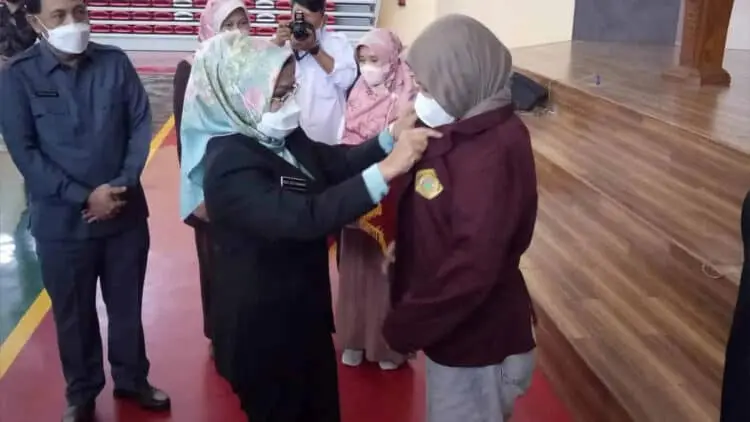 Bupati Serang Ratu Tatu Chasanah, melepas KKM Tematik Reguler II dan KKN Kebangsaan, di Kampus Untirta Kecamatan Pabuaran, Kamis (14/7). (ISTIMEWA)