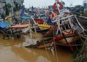 BREAKING NEWS: 15 Kapal Karam, Satu Nelayan Labuan Pandeglang Patah Tulang