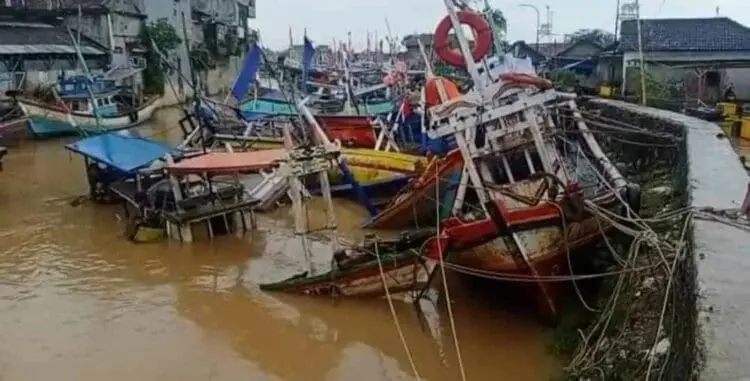 BREAKING NEWS: 15 Kapal Karam, Satu Nelayan Labuan Pandeglang Patah Tulang
