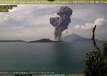 Abu Vulkanik Gunung Anak Krakatau Capai 2000 Meter, Getarannya Terasa Sampai Labuan