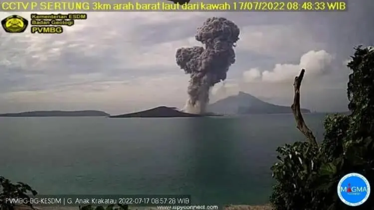 Abu Vulkanik Gunung Anak Krakatau Capai 2000 Meter, Getarannya Terasa Sampai Labuan