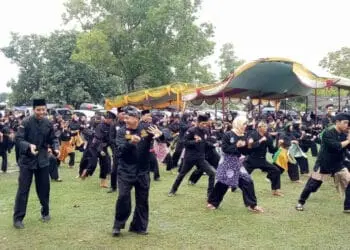 Ratusan pesilat, memperagakan Silat Kaserangan, di Pantai Pasir Putih Florida Indah, Kabupaten Serang, Minggu (17/7/2022). (ISTIMEWA)