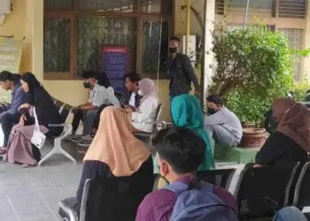 Para pencari kerja, mengantri pembuatan kartu AK1 di Disnakertrans Kabupaten Serang, Senin (18/7/2022). (ISTIMEWA)