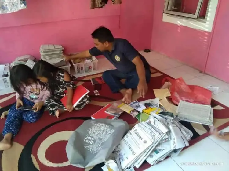 Ketua Karang Taruna Kecamatan Kramatwatu, Kabupaten Serang, mengumpulkan limbah kertas di teras rumahnya, Senin (18/7/2022). (ISTIMEWA)