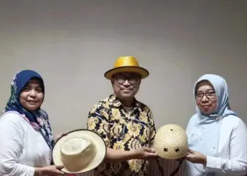 Helm Anyaman Bambu Tangerang Tembus Singapura