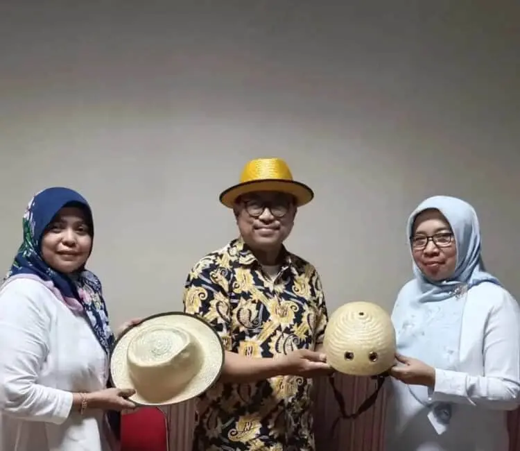 Helm Anyaman Bambu Tangerang Tembus Singapura
