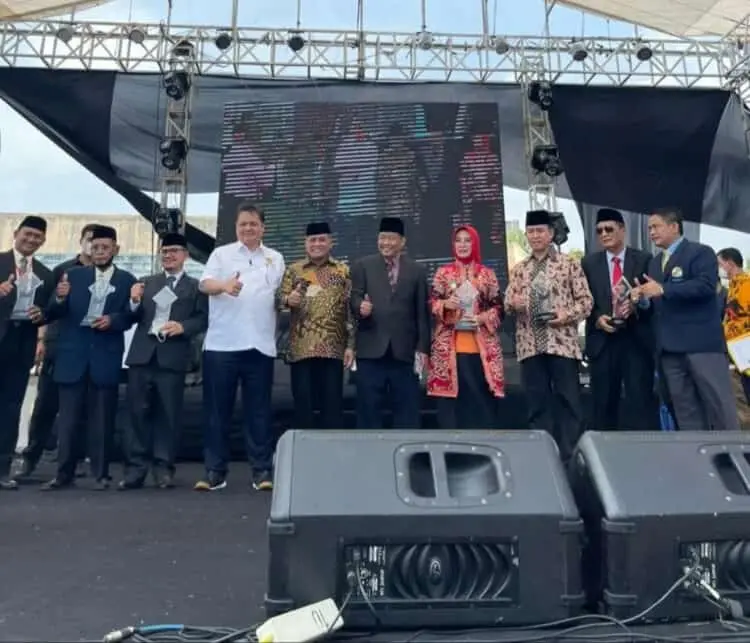 Peduli Kembangkan Koperasi, Bupati Serang Dianugerahi Penghargaan Oleh Menko Airlangga