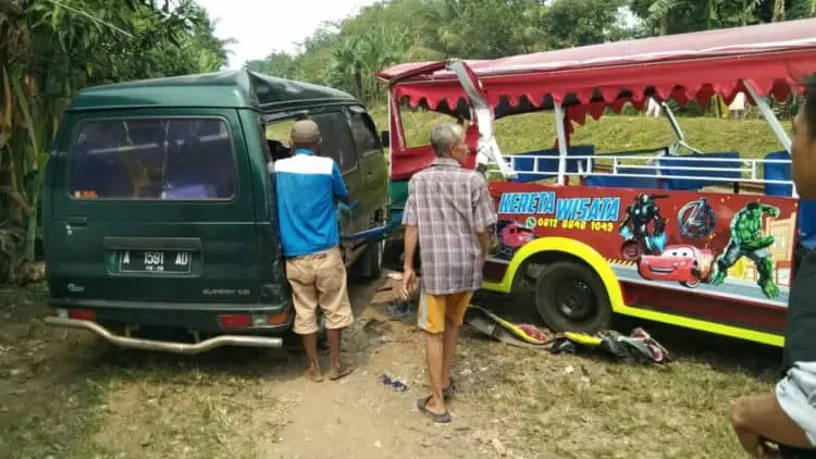 BREAKING NEWS: Odong-odong Ditabrak Kereta Api di Kabupaten Serang, 9 Orang Dikabarkan Meninggal Dunia