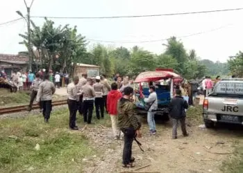 Polisi olah TKP dilokasi kecelakaan odong-odong ditabrak Kereta Api. (ISTIMEWA)
