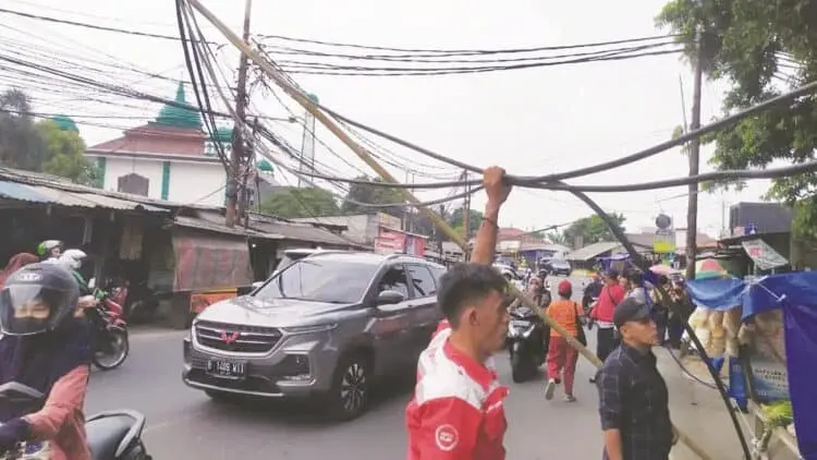 Melintang di Tengah Jalan, Kabel Internet Bikin Macet