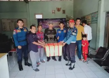 Petugas amankan monyet liar yang meresahkan warga. (ISTIMEWA)