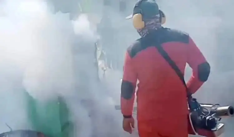 Pihak Puskesmas Cikupa, sedang melakukan fogging, di Kampung Tenjolaya RT/RW 01/08, Kelurahan Kabayan, Kecamatan Pandeglang, Kabupaten Pandeglang, Selasa (5/7/2022). (ISTIMEWA)
