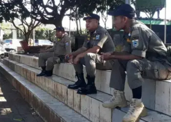 Sejumlah anggota Satpol PP Pandeglang, mengawasi Alun-Alun, agar tak ada PKL yang berjualan di lokasi tersebut, Selasa (5/7/2022). (ISTIMEWA)