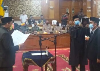 Politisi Partai Hanura, Ishak, diambil sumpah jabatan sebagai anggota DPRD Kabupaten Serang. Ishak dilantik menggantikan Almarhum Zaenal Abidin, Rabu (13/7/2022).