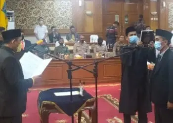 Politisi Partai Hanura, Ishak, diambil sumpah jabatan sebagai anggota DPRD Kabupaten Serang.  Ishak dilantik menggantikan Almarhum Zaenal Abidin, Rabu (13/7/2022).