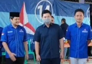Ketua DPC Partai Demokrat, MM Fuhaira Amin (kiri), berfoto dengan Anggota DPR RI, Rizki Natakusumah dan Sekretaris DPC Partai Demokrat, Iing Andri Supriadi. (ISTIMEWA)
