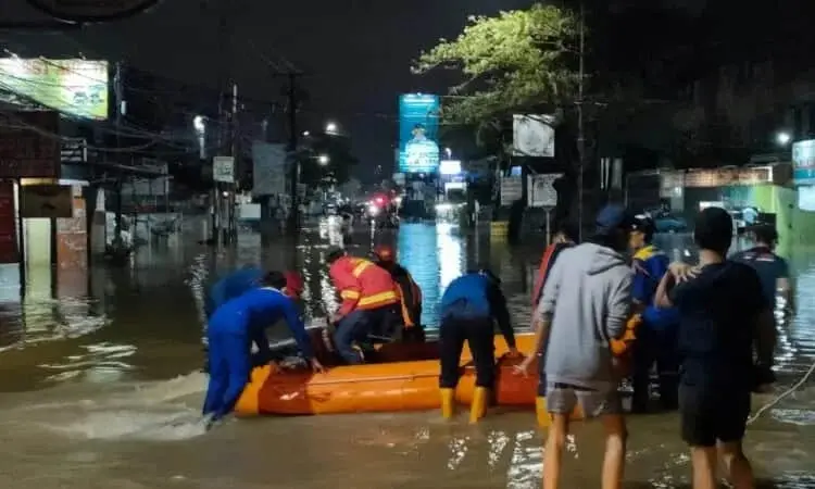 Hujan Angin Landa Kota Tangerang, Banjir di Belasan Titik, Pohon Tumbang