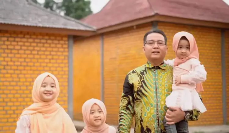 Lirik Lagu Bil Quraani Saamdy (Dzuktu Walalan Atakholla) - Cover Keluarga Nahla