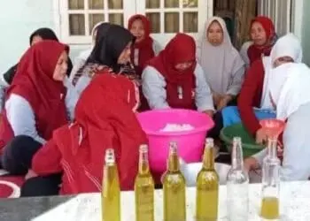 Emak-emak di Pandeglang, sedang memproduksi minyak keletik. (ISTIMEWA)