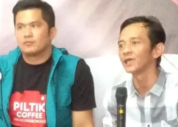BERDIALOG–Politisi Golkar, Fitron Nur Ikhsan (kiri) dan Politisi PDI Perjuangan Muklis (kanan), saat menghadiri dialog bersama wartawan, di Plaza Inspirasi KP3B, beberapa waktu lalu. (DOKUMEN/SATELITNEWS.ID)