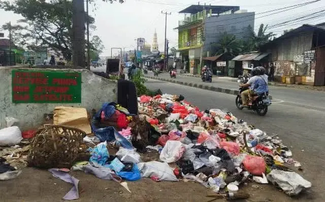 Timbulkan “Pemandangan” dan Bau Tak Sedap, Sampah di Jalan Maulana Hasanudin Cipondoh Dikeluhkan
