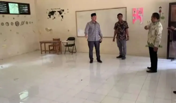 Masih Ada Sekolah Lesehan di Kota Serang