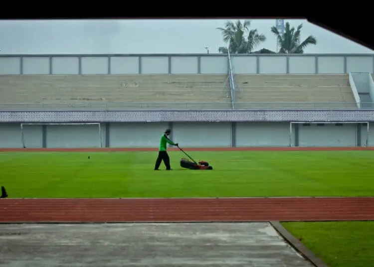 Foto Perawatan Rumput Stadion Indomilk Arena Jelang Liga 1