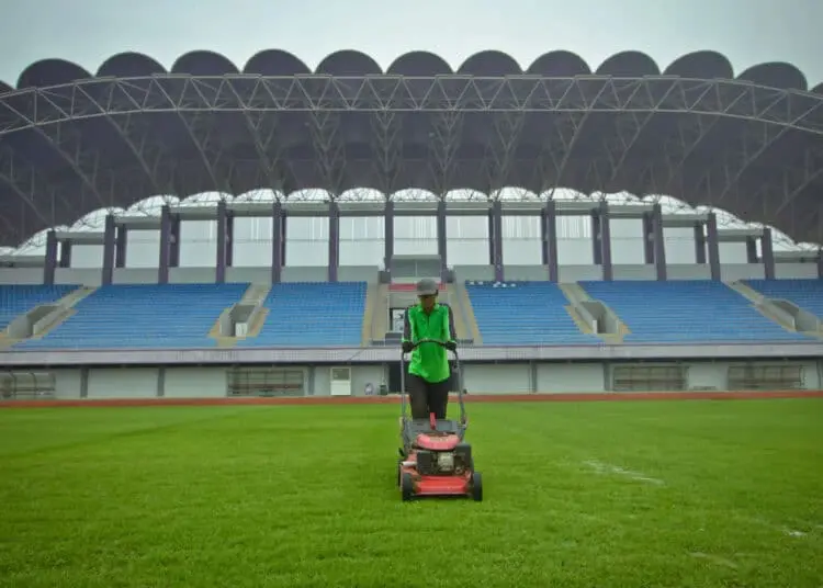 Foto Perawatan Rumput Stadion Indomilk Arena Jelang Liga 1