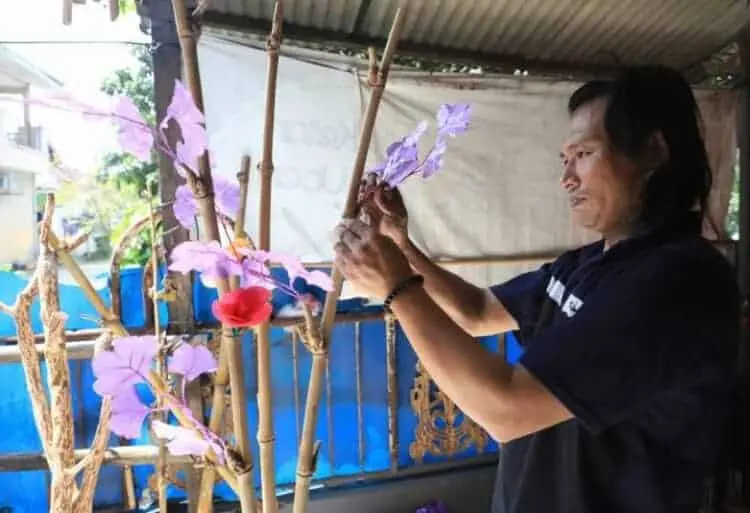 Kreatif, Warga Kota Tangerang Ubah Limbah Kayu Jadi Hiasan Bunga Cantik