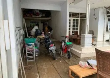 Banjir Surut, Warga Kota Tangerang Bersih-bersih Rumah