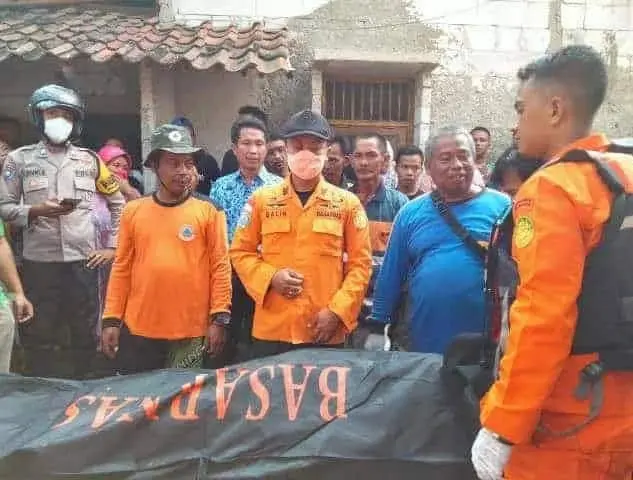 Bocah yang Hanyut di Sungai Cisimeut Lebak Ditemukan Sudah Tewas Bocah yang Hanyut di Sungai Cisimeut Lebak Ditemukan Sudah Tewas