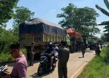 Parkir di Bahu Jalan, Truk Bermuatan Pasir di Lebak Diusir Satpol PP