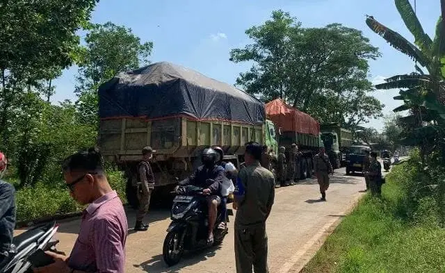 Parkir di Bahu Jalan, Truk Bermuatan Pasir di Lebak Diusir Satpol PP