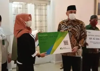 Bupati Zaki Serahkan Santunan Kepada Penerima Manfaat BPJamsostek