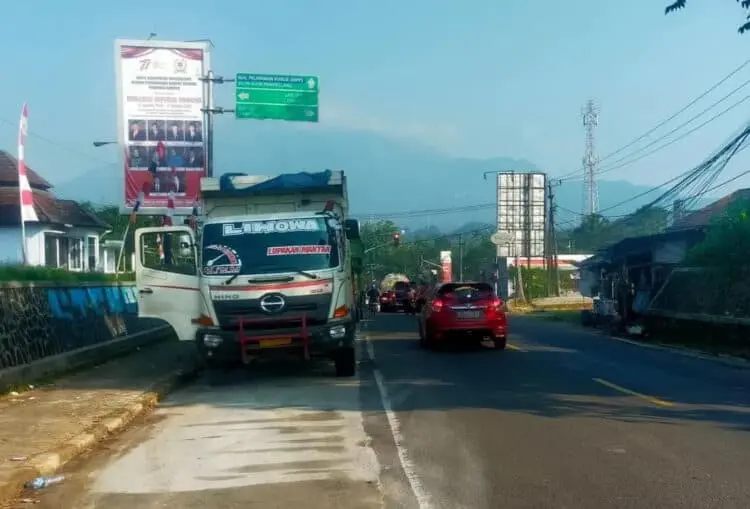 Mobil truk fuso, terparkir sembarangan di lampu merah terminal Kadubanen, Kamis (11/8/2022). (ISTIMEWA)